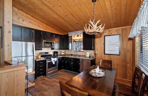 Upper Moonridge Cabin | Close to Bear Mountain Ski Resort, Golf Course and Zoo! PET FRIENDLY 🐾! Rock Fireplace! Mountain Views!