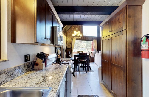 Upper Moonridge Cabin | Close to Everything! Village/Ski/Sledding,Hot Tub,Wifi,Roku,Clean,Owner Managed!