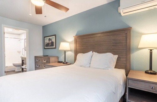 Anaheim Resort Hotel | Club Wyndham Dolphin's Cove- 1 Bedroom Suite