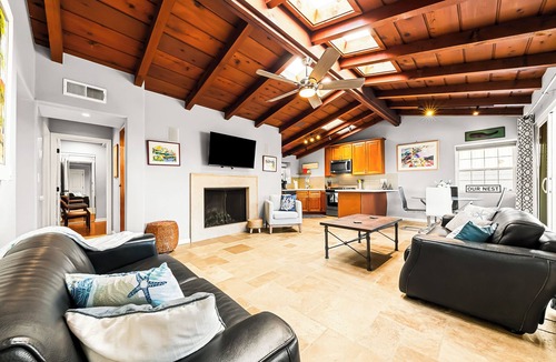 South Mission Beach House | Coastal 3BD/2BTH with AC & Parking! 20ft to Sand! Renov. Lrg Outdoor Patio, BBQ, Firepit + Pets OK!