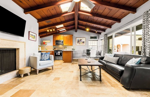 South Mission Beach House | Coastal 3BD/2BTH with AC & Parking! 20ft to Sand! Renov. Lrg Outdoor Patio, BBQ, Firepit + Pets OK!