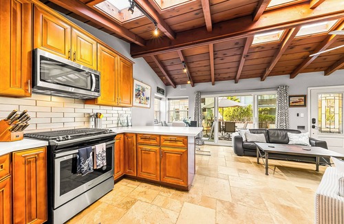 South Mission Beach House | Coastal 3BD/2BTH with AC & Parking! 20ft to Sand! Renov. Lrg Outdoor Patio, BBQ, Firepit + Pets OK!