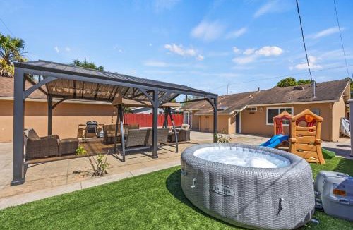 Goleta House | Coastal Home Near UCSB & Airport, Hot Tub, King Beds, Fast Wifi, Sleeps 6