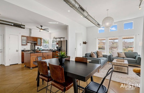South Lamar House | Colorful Casa w BBQ & EV Charger Mins to City Nightlife - Stroll S Lamar & SoCo!