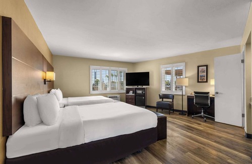Roseville - Fleet Ridge Hotel | Comfort Inn San Diego Airport At The Harbor