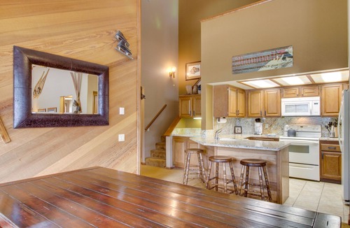 Mammoth Lakes Condo | Comfortable Family-Friendly Condo with Shared Swimming Pool, Hot Tub, and Sauna