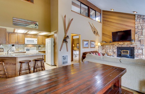 Mammoth Lakes Condo | Comfortable Family-Friendly Condo with Shared Swimming Pool, Hot Tub, and Sauna