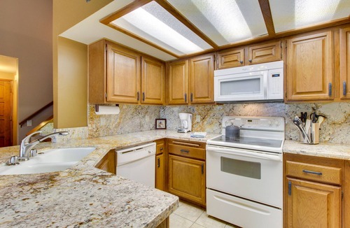 Mammoth Lakes Condo | Comfortable Family-Friendly Condo with Shared Swimming Pool, Hot Tub, and Sauna