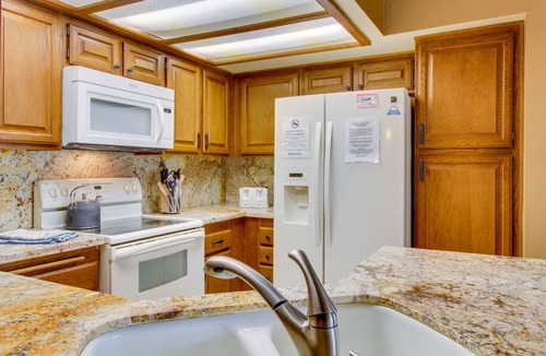 Mammoth Lakes Condo | Comfortable Family-Friendly Condo with Shared Swimming Pool, Hot Tub, and Sauna