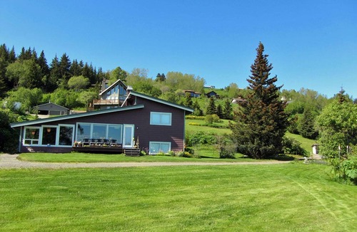 Homer House | Comfortable Home Close To Town With Stunning View And Lovely Outdoor Space