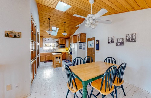 Groveland House | Comfortable woodland home with pool, tennis & washer/dryer - golf on-site
