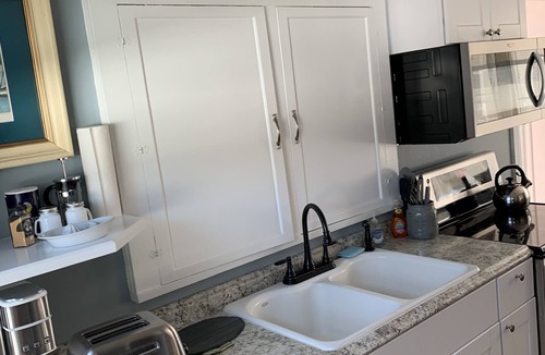 Poultney Cottage | Comfy Cottage with Private Hot Tub in Historic East Poultney