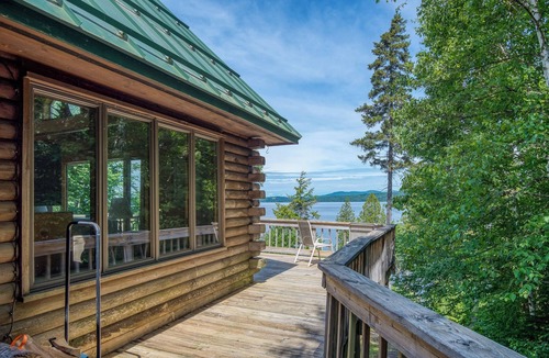 Rangeley Plantation House | 🐾Connaughton - Private log home along the South Shore of Rangeley Lake, dog friendly