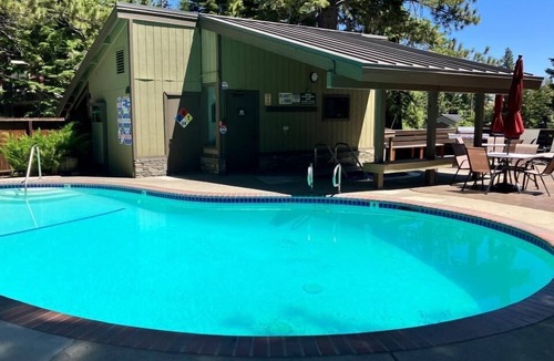 Mammoth Lakes Condo | Contemporary condo near The Village with easy slope access, balcony & hot tub
