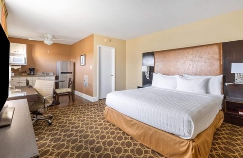 Corte Madera Hotel | Contemporary Studio Suite Near Trails & Parks | Outdoor Pool | Free Parking