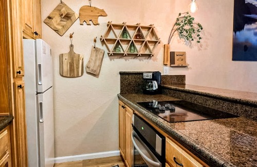 Shaver Lake Apartment | Convenient condo near Shaver Lake & China Peak with pool & hot tub
