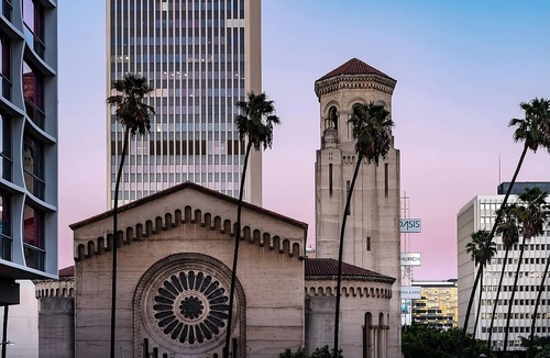 Wilshire Center House | Conveniently To Excellent Transportation! 4 Relaxing Units, Pets Allowed, Pool
