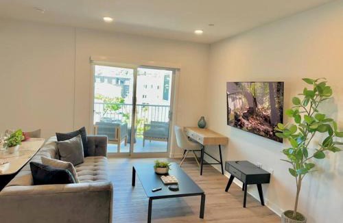 Silver Lake Apartment | Corner 2 Bedroom 2 Bath Condo - Balcony - Parking