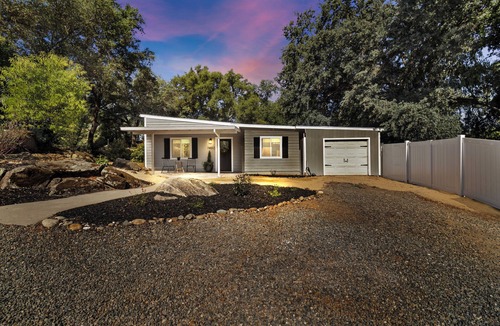 Loomis Cottage | Cottage on King: Stylish and comfortable in the country!