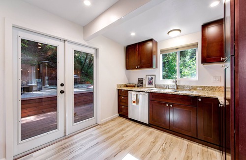 Rio Nido House | Cottage with a large patio, free WiFi, washer/dryer, & gas grill