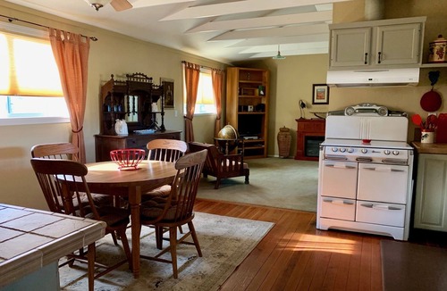 Cloverdale Cottage | Country Cottage on a beautiful Winecountry Vineyard