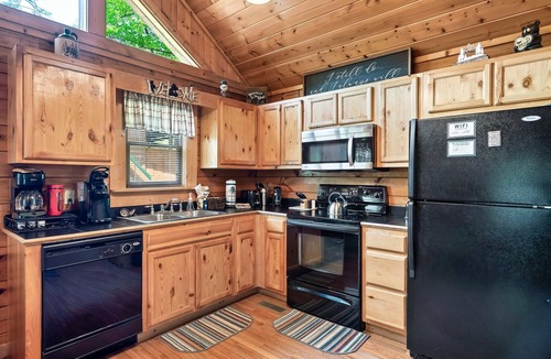 Pigeon Forge Cabin | Couples Cabin - Private Hot Tub - 1 Mile to Parkway