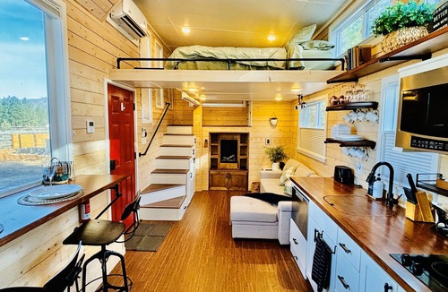 Upper Lake House | Couple’s retreat in Tiny Home w soaking tub/beach at Upper Lake