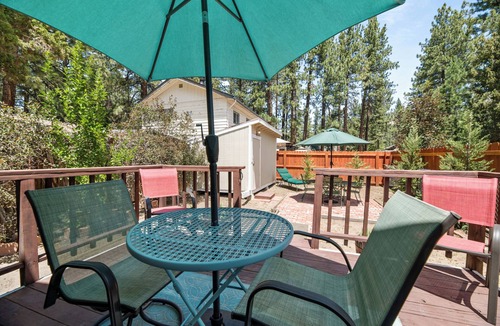 Big Bear City House | Coy Cottage - NEAR OKTOBERFEST! Calm & quite location within minuets of the heart of town!