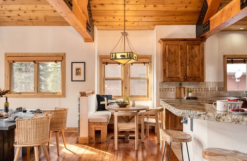 Truckee Cabin | Coyote Moon by AvantStay | Cabin W/Sauna | Mins from DT Truckee & NorthStar