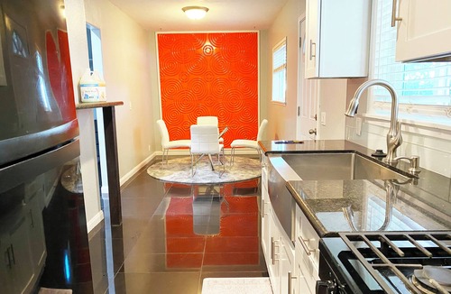 Oakland Apartment | Cozy 1-Bedroom in a Modern Victorian Oakland Home