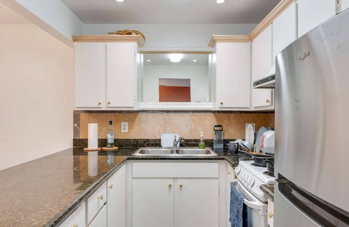 Mosswood Condo | Cozy 2-bedroom condo in lovely Oakland with WiFi