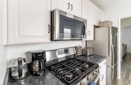 Middletown Cottage | Cozy 2 Bedroom Cottage with Bay View