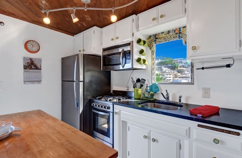 Avalon House | Cozy 2 Bedroom Home with GOLF CART, Stunning View, Balcony, Grill, Wifi - 124 Hi