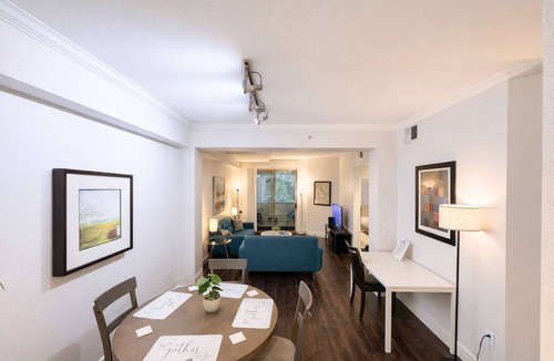 Westwood Apartment | Cozy 2BR/2BA Near UCLA & Westwood AC, Gym, and Pool