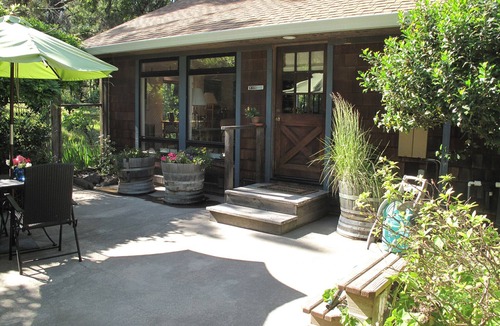 Freestone Apartment | Cozy and Charming Apple Blossom Retreat—Relax with Nature