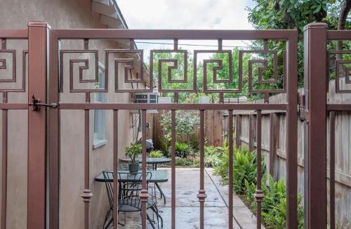 Visalia Apartment | Cozy Apt-Sequoia Parks Coast Wineries Skiing-All Day Trips