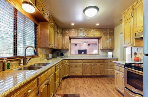 Shaver Lake Cottage | Cozy Cabin for Two with Furnished Patio - Close to the Villae & Lake, Dogs OK