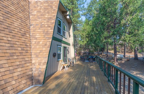 Oakhurst Cabin | Cozy Cabin near Bass Lake/Yosemite National Park!