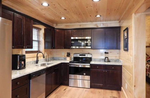 Gatlinburg Cabin | Cozy Cabin w/Fire Pit, Game Room, Hot Tub near Downtown