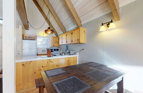 Mammoth Lakes Condo | Cozy condo with fireplace - near lake, skiing & hiking