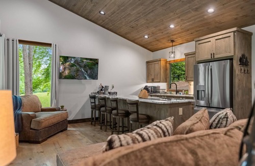 Epworth Cabin | Cozy creek side getaway minutes from Downtown Blue Ridge!