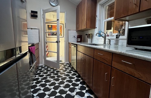 Eagle Point House | Cozy creekside home with deck, 15 min to airport, shopping, 1 hr to Crater Lk.