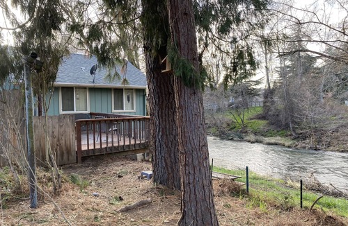 Eagle Point House | Cozy creekside home with deck, 15 min to airport, shopping, 1 hr to Crater Lk.