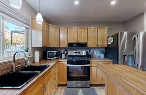 Jamestown House | Cozy dog friendly home, perfect retreat for outdoor activities