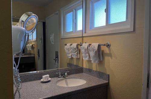 Downtown Monterey Cabin | Cozy Double Queen Room at Ocean-Side Property!