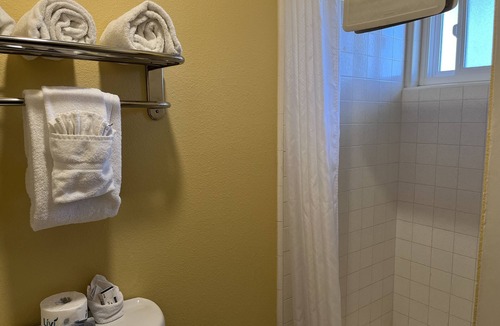 Downtown Monterey Cabin | Cozy Double Queen Room at Ocean-Side Property!