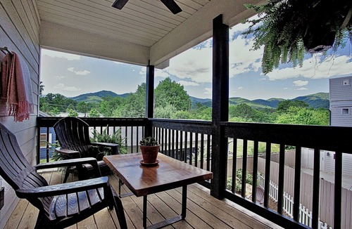 Black Mountain House | Cozy Family Retreat w/HT-Sauna Deck & DT Charm