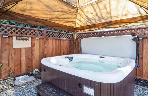 Livermore House | Cozy Home with Hot Tub - Family-Friendly Yard home