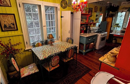 Mount Gretna Cottage | Cozy Mount Gretna Chautauqua Cottage near Hershey with treehouse porch