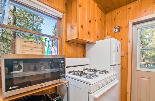 Big Bear City Cabin | Cozy on Rainbow | Fireplace | BBQ | Mountain Getaway